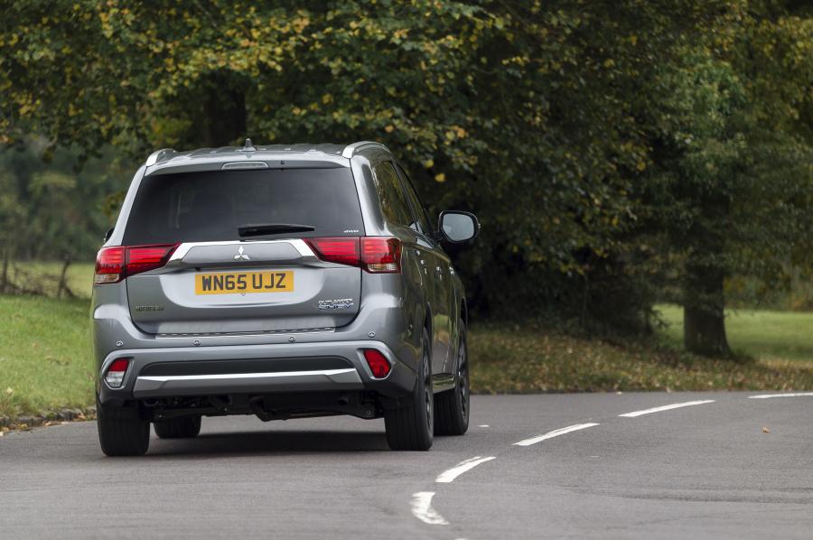  Mitsubishi Outlander PHEV 2015 года  (UK) (фото 23 из 31)